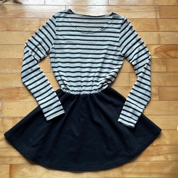 Black and white stripped long sleeve dress - Picture 1 of 2